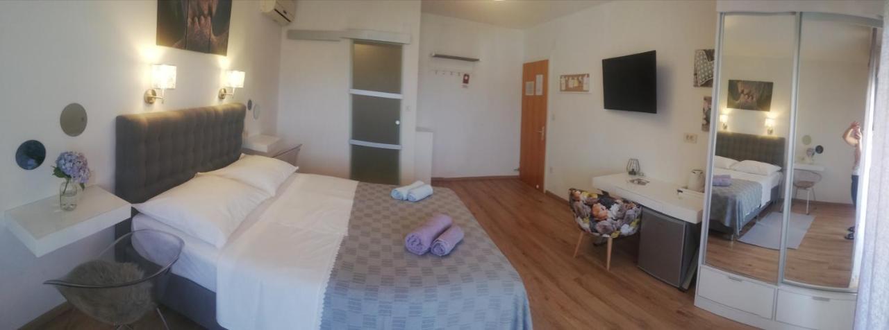 Riviera Rooms And Apartments Palit Exterior foto